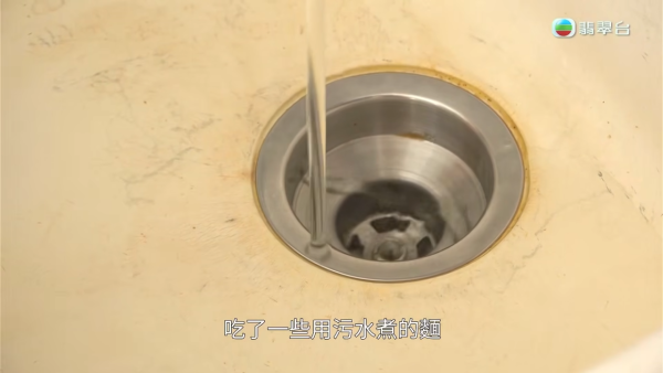 旺角大廈爆管致食水污染！刷牙煮菜驚覺變鹹原來係糞水！專家現場驗水後住戶當場崩潰
