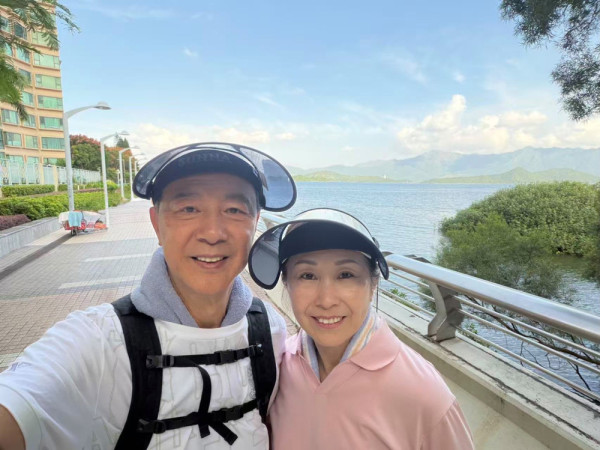 陈荣峻吴香伦谱黄昏恋笑谈“家暴” 陪爱妻抗夺命皮肌炎感“健康无价”