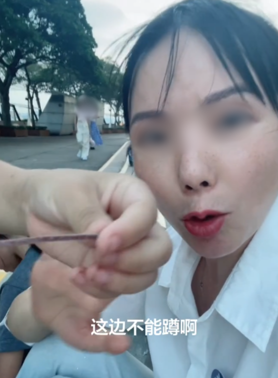 成都女遊港嫌限制多「太拘束」！怨冇得隨地吐痰亂過馬路 網民圍剿：幼稚園都有教
