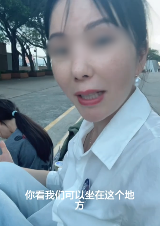 成都女遊港嫌限制多「太拘束」！怨冇得隨地吐痰亂過馬路 網民圍剿：幼稚園都有教