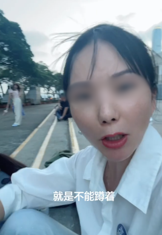 成都女遊港嫌限制多「太拘束」！怨冇得隨地吐痰亂過馬路 網民圍剿：幼稚園都有教
