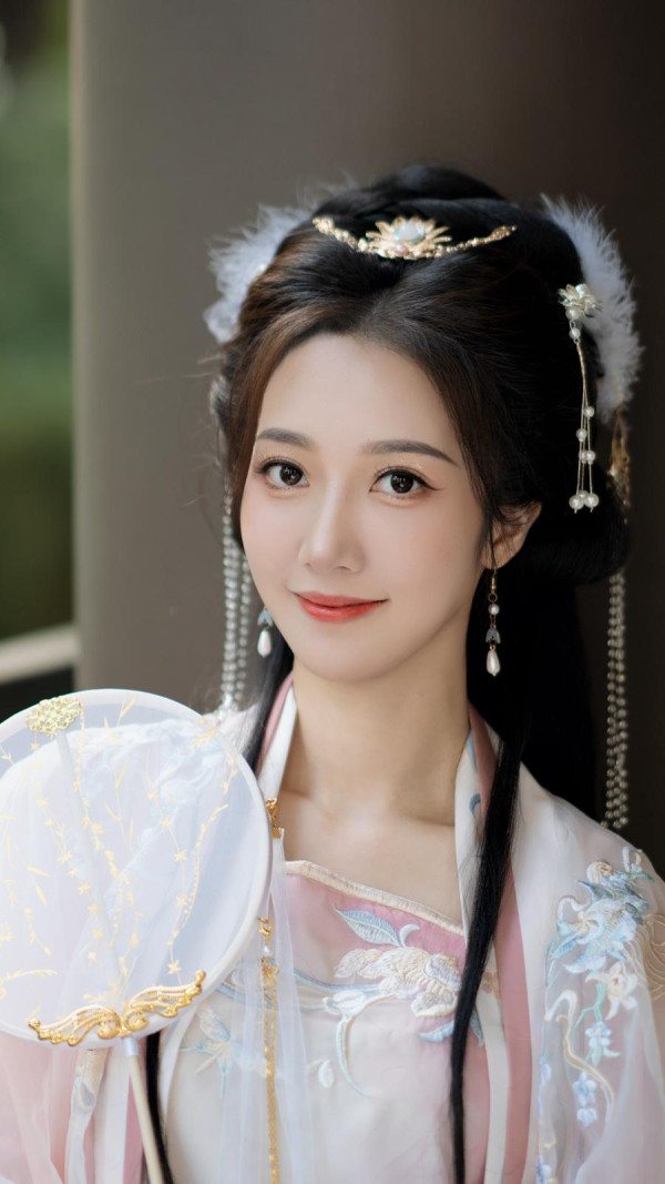 三代同糖｜何依婷入行首度穿古装化身清朝奶奶！直言头饰超重难忘贵妃娘娘不容易做