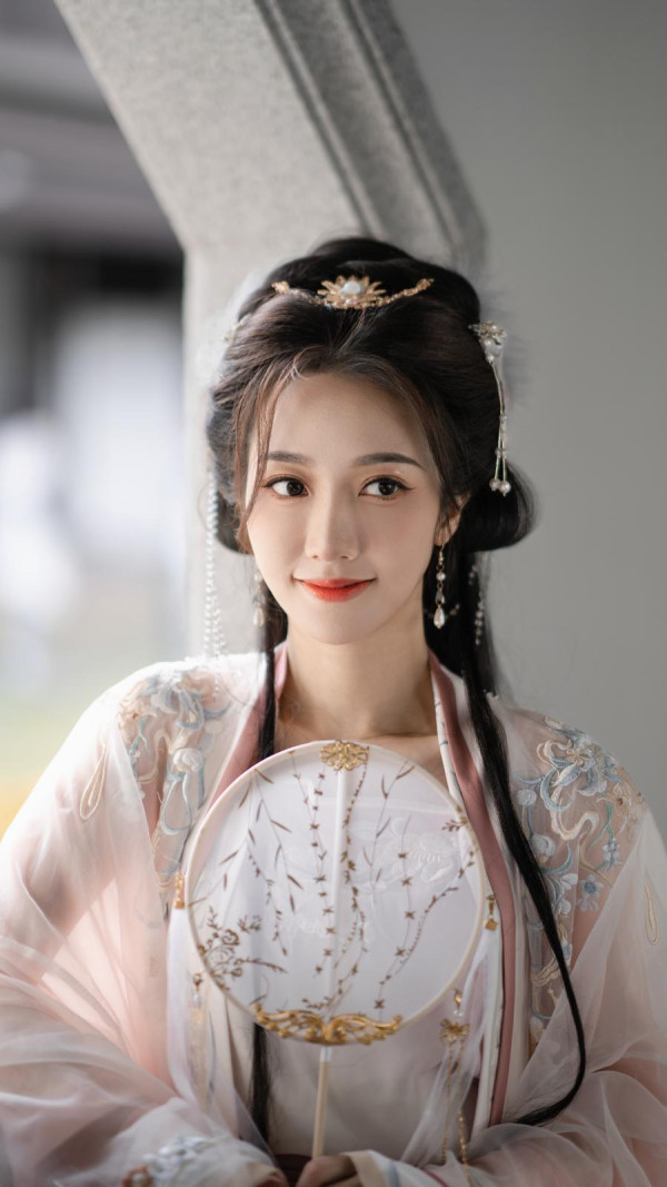三代同糖｜何依婷入行首度穿古装化身清朝奶奶！直言头饰超重难忘贵妃娘娘不容易做