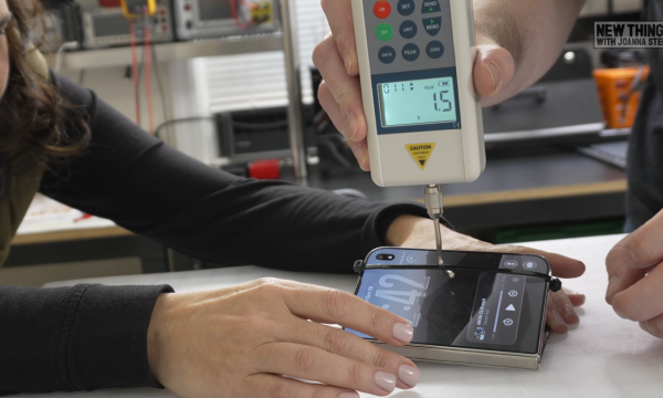 iPhone Duo 鉸鏈是否耐用？外媒暴力測試 3.2 萬次摺疊　結果曝光超驚人！