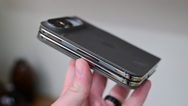 iPhone Duo 原廠手機殼唔單止貴！外媒狠批揭 2 大缺點　轉軸防護力令人堪憂？