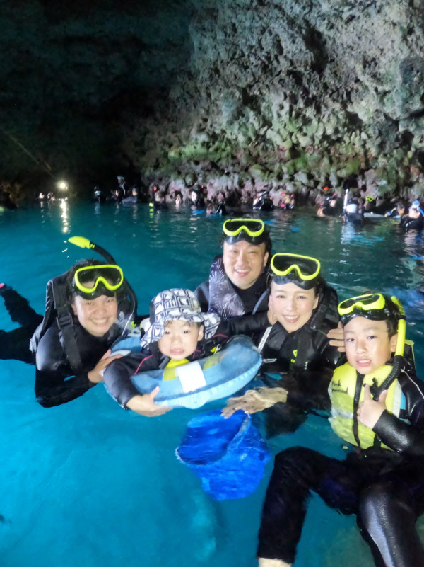 孫慧雪遊沖繩曬泳照散發少女味！帶兩子親近大自然 體驗浮潛兼與海豚互動場面溫馨 