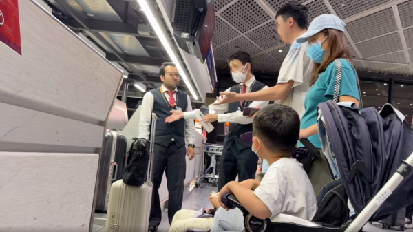 港男夫婦遊日返港大鬧成田機場！不滿單程機票不包餐 霸佔櫃位發難索賠兼要求升級商務艙 