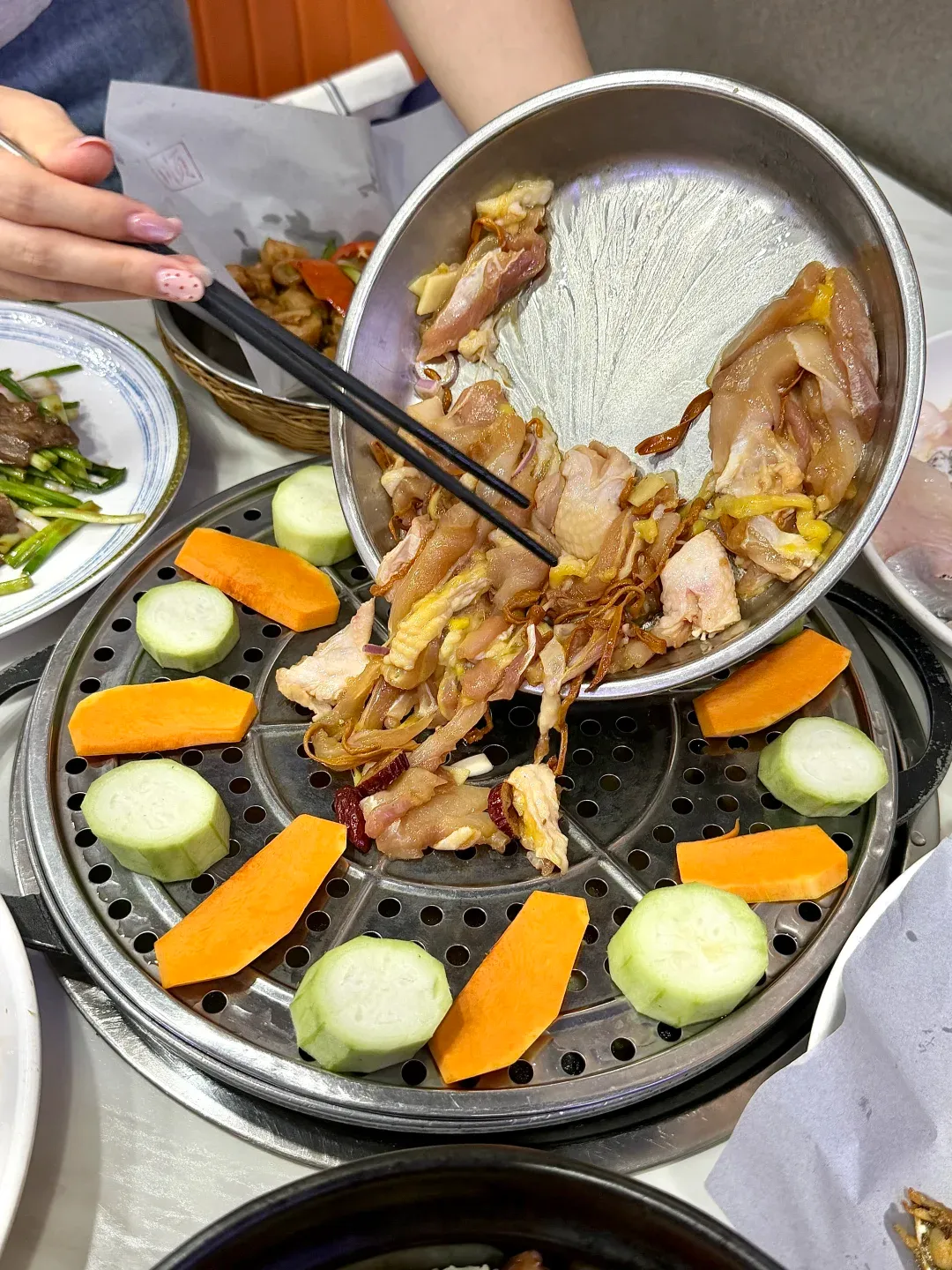 順德人家·順德菜·魚生(圖片來源:小紅書@火焱悠梦) 深圳超人氣地道桑拿雞餐廳8間推介 龍華隱世小店/精華滋補雞湯/首創牛肝菌桑拿雞 附地址交通
