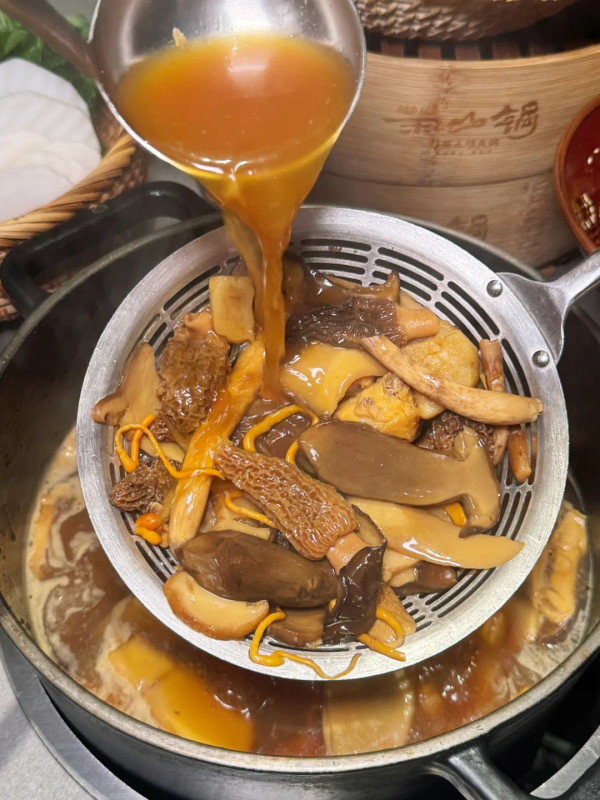 榮山鍋·野菌土雞火鍋(圖片來源:小紅書@雪儿蛋糕) 深圳超人氣地道桑拿雞餐廳8間推介 龍華隱世小店/精華滋補雞湯/首創牛肝菌桑拿雞 附地址交通
