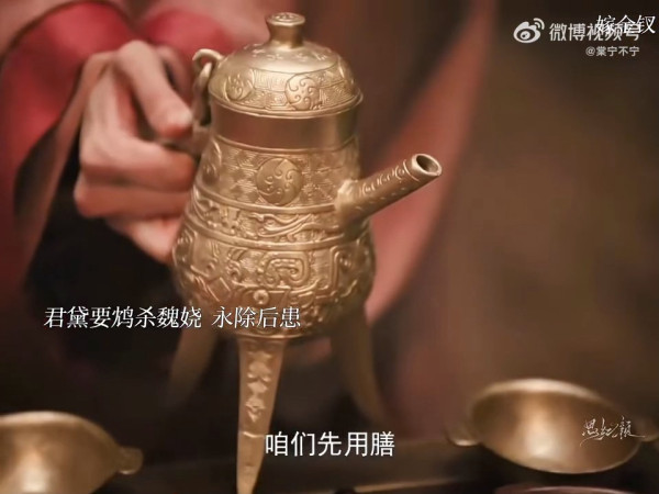 嫁金玉在线看剧情｜假千金君黛毒酒反噬！死魏守怀中一句“我好冷”大反转