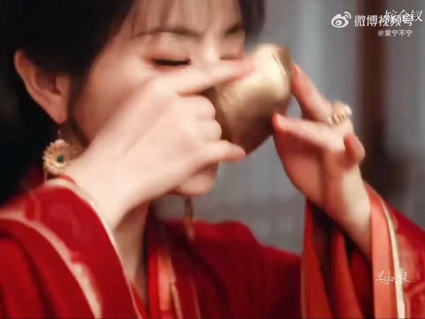 嫁金玉在线看剧情｜假千金君黛毒酒反噬！死魏守怀中一句“我好冷”大反转