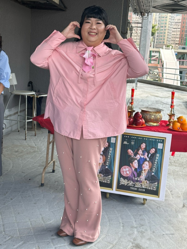 辦公室劇后｜舞台劇爆笑開鑼！劉雅麗笑想兼職骨妹 梁嘉琪狂食照瘦5磅