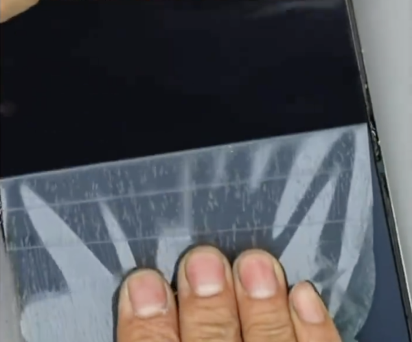 全網首撕！KOL撕iPhone Duo磨砂膜稱摺痕不如小米 網民：想撕走用鏡面 Apple官方緊急回應...【有片】