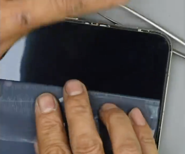 全網首撕！KOL撕iPhone Duo磨砂膜稱摺痕不如小米 網民：想撕走用鏡面 Apple官方緊急回應...【有片】