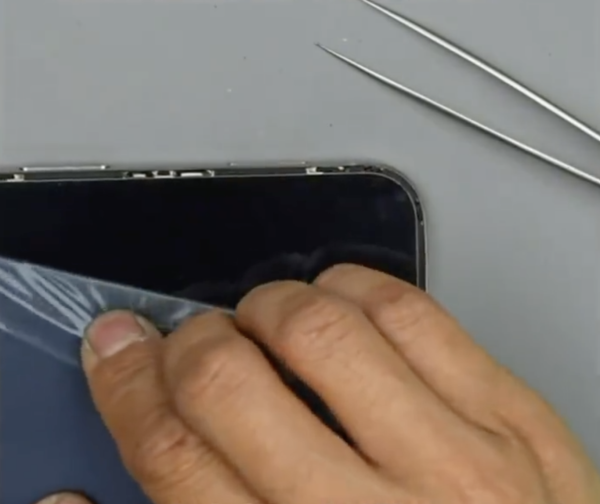 全網首撕！KOL撕iPhone Duo磨砂膜稱摺痕不如小米 網民：想撕走用鏡面 Apple官方緊急回應...【有片】