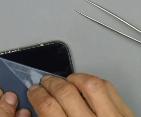 全網首撕！KOL撕iPhone Duo磨砂膜稱摺痕不如小米 網民：想撕走用鏡面 Apple官方緊急回應...【有片】