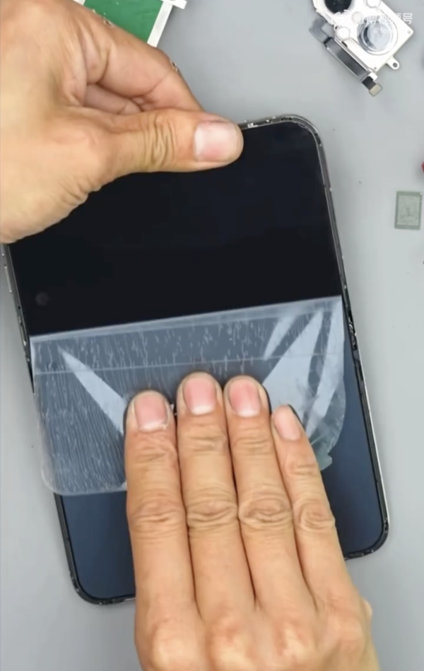 全網首撕！KOL撕iPhone Duo磨砂膜稱摺痕不如小米 網民：想撕走用鏡面 Apple官方緊急回應...【有片】