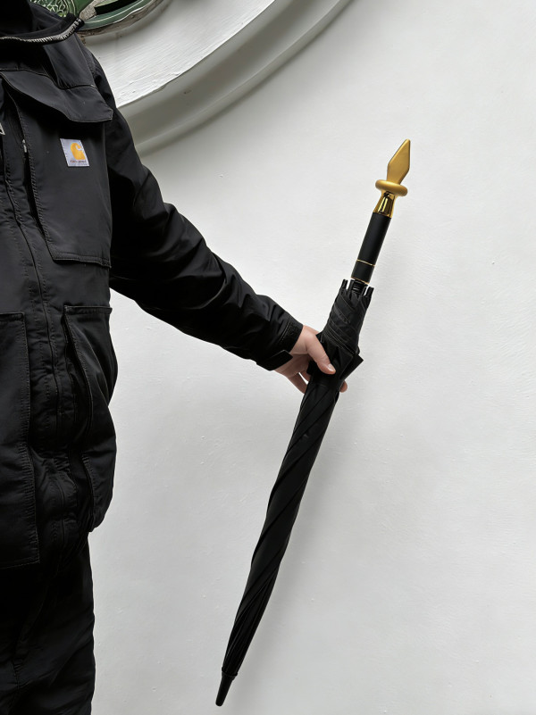 文武庙出关刀晴雨伞!$110拎关刀出街挡煞 打工仔笑:返工斩小人必备