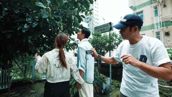 任达华重返岁月神偷永利街！忆60年代唐楼群饮茶 永利街水池巷捕捉满分光影