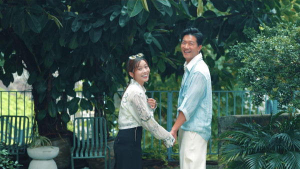 任达华重返岁月神偷永利街！忆60年代唐楼群饮茶 永利街水池巷捕捉满分光影