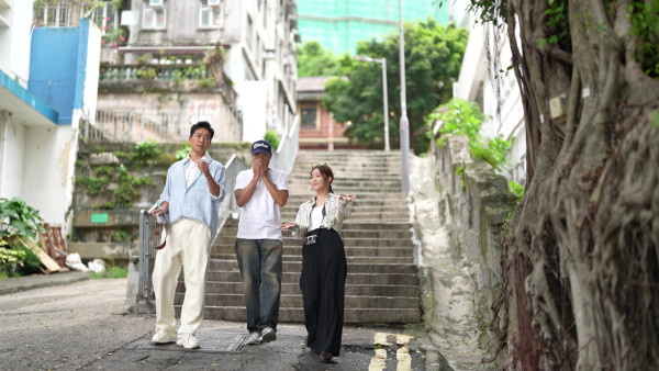 任达华重返岁月神偷永利街！忆60年代唐楼群饮茶 永利街水池巷捕捉满分光影
