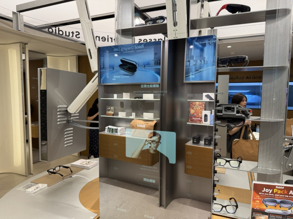 Rokid海港城無人店開幕！AI眼鏡自己試、買完機械臂取貨　限時送$4,688 Joy Pack