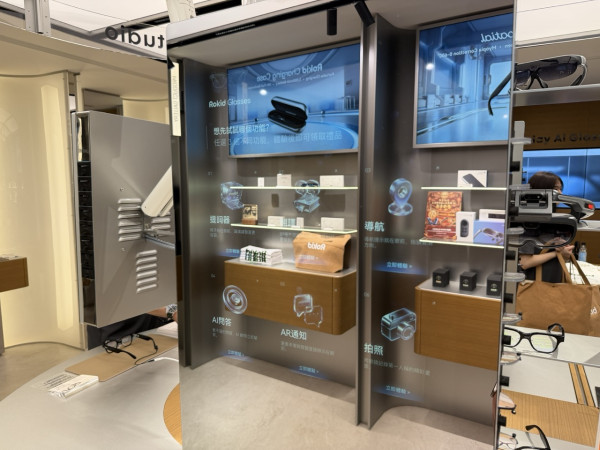 Rokid海港城無人店開幕！AI眼鏡自己試、買完機械臂取貨　限時送$4,688 Joy Pack