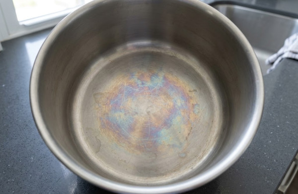 不鏽鋼鍋變色｜不鏽鋼鍋現「彩虹紋」等同釋出毒素？專家揭變色真相 教3招洗走陳年焦垢