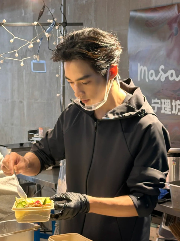內地00後「明星臉」檔主夜市賣海南雞飯爆紅! 單日賣出130份 帶旺整條街營業額急升逾兩成