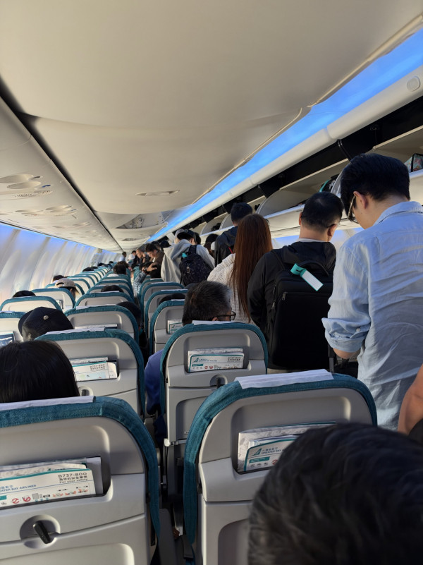 飛機停妥門未開乘客急起身?網民熱議背後理由!苦主:極怕一件事發生