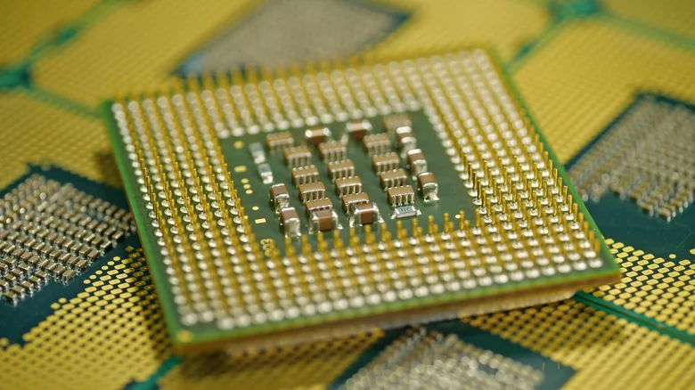 舊電腦零件竟藏著黃金！一般人靠回收可以發達？專家實測 150 顆 CPU 煉金　真相揭曉