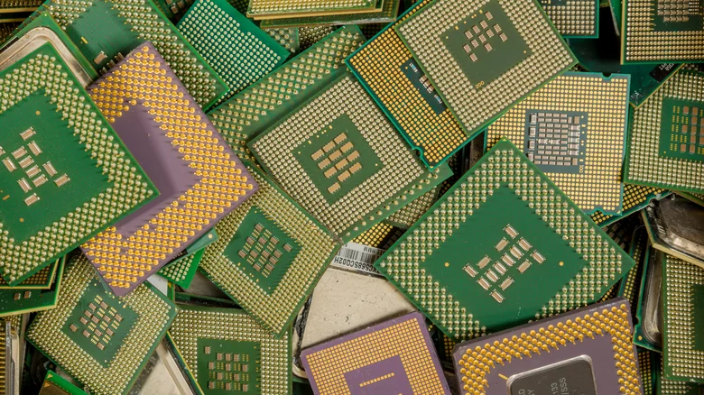 舊電腦零件竟藏著黃金！一般人靠回收可以發達？專家實測 150 顆 CPU 煉金　真相揭曉
