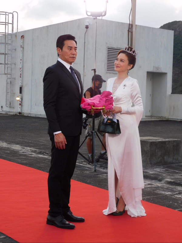 三代同糖|樊亦敏坐「直升機」霸氣回歸登場!戴后冠出動私伙手袋首飾重拾港姐美態