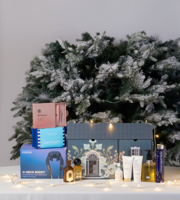 連卡佛 Curated Holiday Sanctuary HK$1,980（Renpho U-Neck Buddy無線肩頸按摩器、Niance冰川滋潤身體乳霜100ml、Miriam Quevedo極致修護逆齡髮膜250ml、My.Organics抗脫髮頭髮生長噴霧50ml、Gotukola積雪草光感柔順護髮油30ml、Optatum枕頭噴霧100ml、Poton薑花沐浴油300ml、This Works Body Cocoon身體乳液100ml、Sunday亮澤髮梳、Glosome空氣淨化除臭凝膠、Ormaie節日限定香氛蠟燭70g(連卡佛獨家發售)、9Dragons宣和帝王宮廷御香、BRU水晶耳穴貼、Lane Crawford柔潤甘油精華潔面巾）