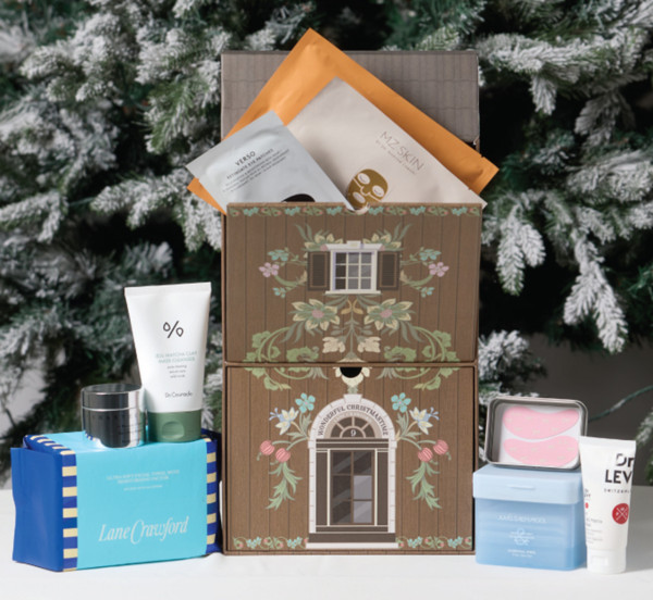 連卡佛 Curated Mask Box HK$1,980（Chantecaille升級版鑽石面膜+50ml、JSM Beauty光彩水凝爽膚棉225ml、Sulwhasoo禦時緊顏參養煥顏面膜1片、AP Beauty M.D.膠原重建緊緻雙效面膜1片、Shiseido賦活瞬效提拉眼膜2對、Dr Levy R3全效抗衰老修護面膜50ml、Foile天使造型眼膜(節日限定印花)、Dr Ceuracle濟州抹茶深層清潔泥115ml、Verso逆齡緊緻眼膜、MZ Skin黃金水凝膠原提拉面膜、MZ Skin維他命複合美塑提亮眼膜、Bioeffect印痕鎖水凝膠面膜1片、Biodance片裝面膜4片、Dr Reju-all PDRN 面部及頸部面膜、Lane Crawford柔潤甘油精華潔面巾）
