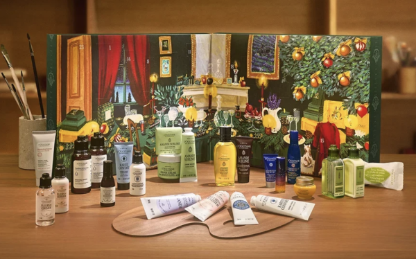 2026聖誕倒數月曆推薦｜L’OCCITANE 經典節日倒數月曆 HK$760（蠟菊青春活肌花香保濕水30ml、蠟菊煥活雙效精華5ml、蠟菊極致修護精華霜8ml、蠟菊青春活肌眼霜4ml、乳木果潤足霜30ml、櫻花沐浴啫喱35ml、櫻花潤膚露35ml、乳木果馬鞭草護膚皂25g、杏仁沐浴油75ml、乳木果沐浴乳霜35ml、乳木果豐凝潤膚霜20ml、馬鞭草沐浴啫喱50ml、馬鞭草潤膚露 50ml、杏仁緊膚乳75ml、杏仁磨砂護膚皂50g、杏仁磨砂沐浴啫喱20ml、乳木果潤手霜30ml、杏仁柔滑潤手霜30ml、薰衣草潤手霜30ml、橙花蘭花香氛潤手30ml、草本療法溫和舒緩洗髮水75ml、草本療法溫和舒緩護髮素75ml、草本療法深層修護亮澤髮膜40ml、COCON DE Sérénité 寧神薰衣草香枕噴霧15ml）