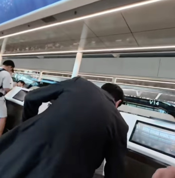 持特區護照男子買機票打錯英文名 不滿需付0改名費 質疑地勤：中國地方為何用英文？ 