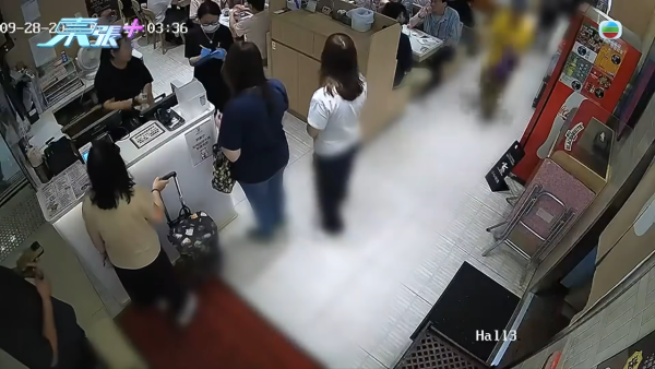 青衣茶餐廳驚現長者神偷！公開12分鐘CCTV揭坐卡位偷5000蚊現金 77歲翁與83歲婦極速被捕