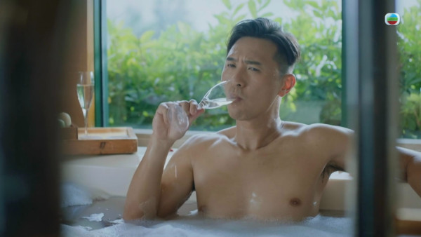 璀璨之城｜再度大灑鹽花輪到蔣家旻裸背戲！不倫戀大膽玉帛相見 鏡頭特寫畫面香艷