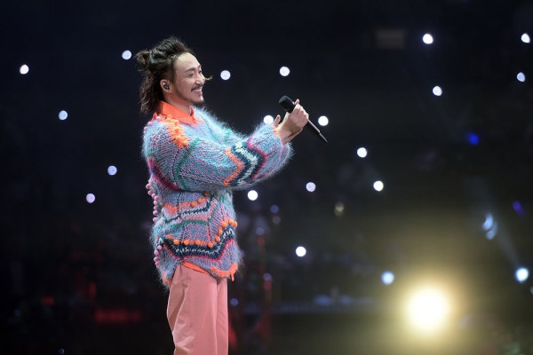 人氣男歌手陷醜聞後沉寂多時罕有現身！被爆入紙開演唱會想翻身全面復出