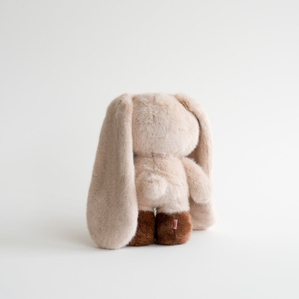 Juju Mega香港限定展覽登陸中環！未開門已大排長龍 10款毛絨兔每隻$620 