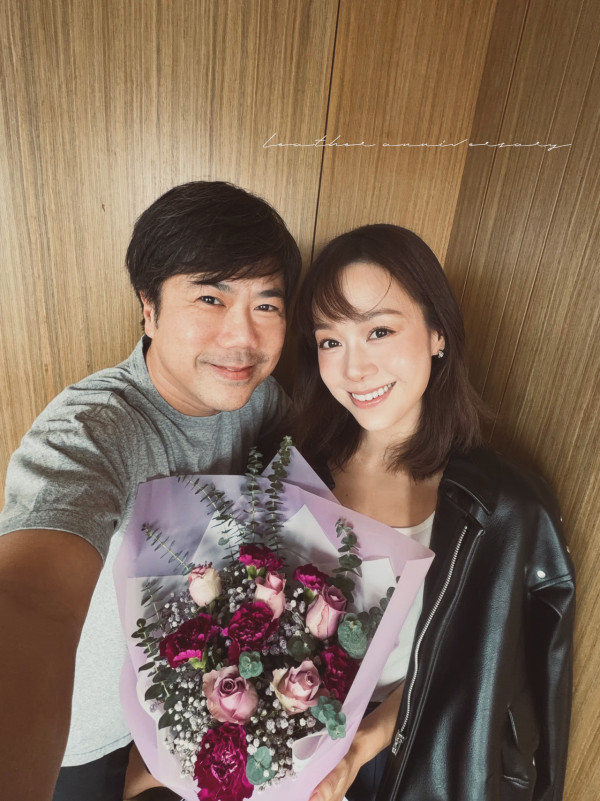 黃心穎泥鯭結婚3周年高調放閃晒恩愛！甜收玫瑰花慶祝「皮婚」幸福滿瀉