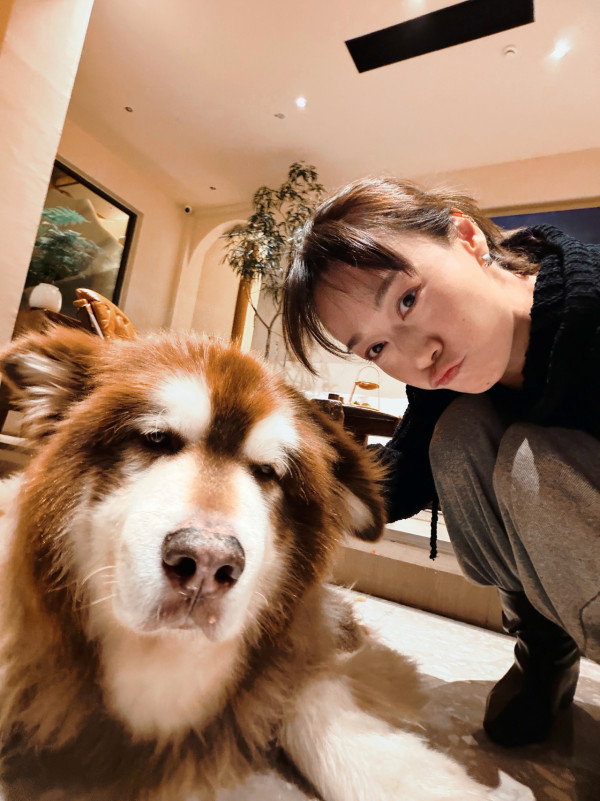黃心穎泥鯭結婚3周年高調放閃晒恩愛！甜收玫瑰花慶祝「皮婚」幸福滿瀉