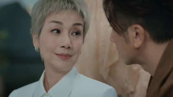 璀璨之城｜55歲江美儀演47歲吳卓羲阿媽！親認每星期漂頭漂到頭髮全斷 因年齡差距曾有心理關口