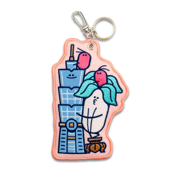 台北101與翠白白 刺繡吊飾 粉 / 圖片來源:故宮精品網路商城 台北101與翠白白 刺繡吊飾 粉 / 圖片來源:故宮精品網路商城