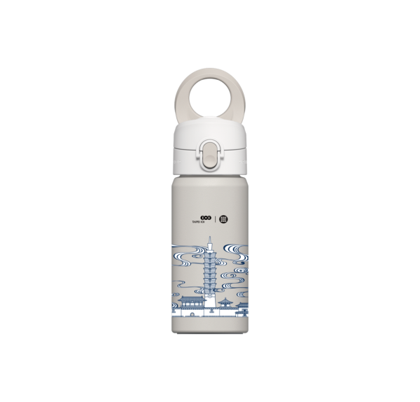 RHINOSHIELD 磁吸水壺 青花雲繞 / 圖片來源:online.taipei-101.com.tw RHINOSHIELD 磁吸水壺 青花雲繞 / 圖片來源:online.taipei-101.com.tw