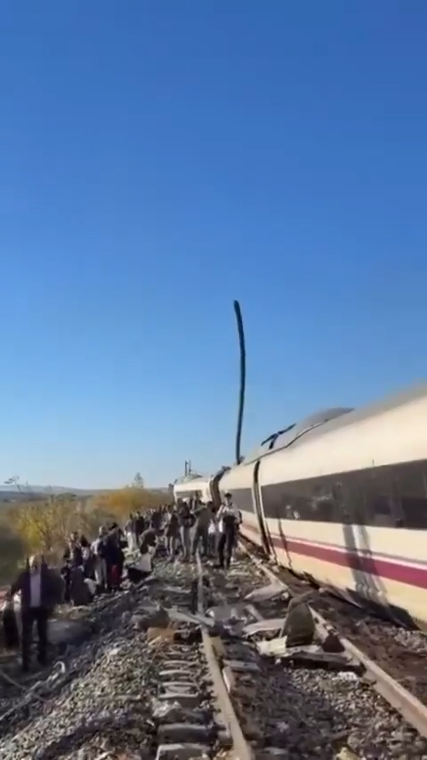 西班牙高鐵恐怖追撞奪至少68命! 疑因電腦故障加人為失誤肇禍 車廂翻覆起火