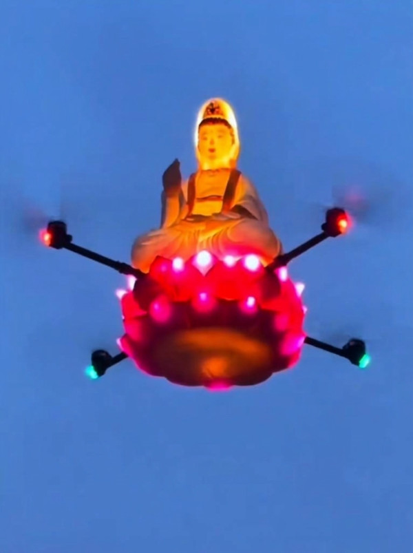 【有片】低空經濟+銀髮經濟新玩法？無人機化身「空中觀音」引路 AI 變聲重現先人遺訓！即睇價目表