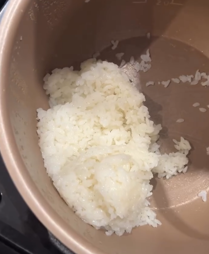 煲飯前加1食材口感秒升級！網民教3步驟煮出完美米飯 附黃金水米比例+提鮮秘訣