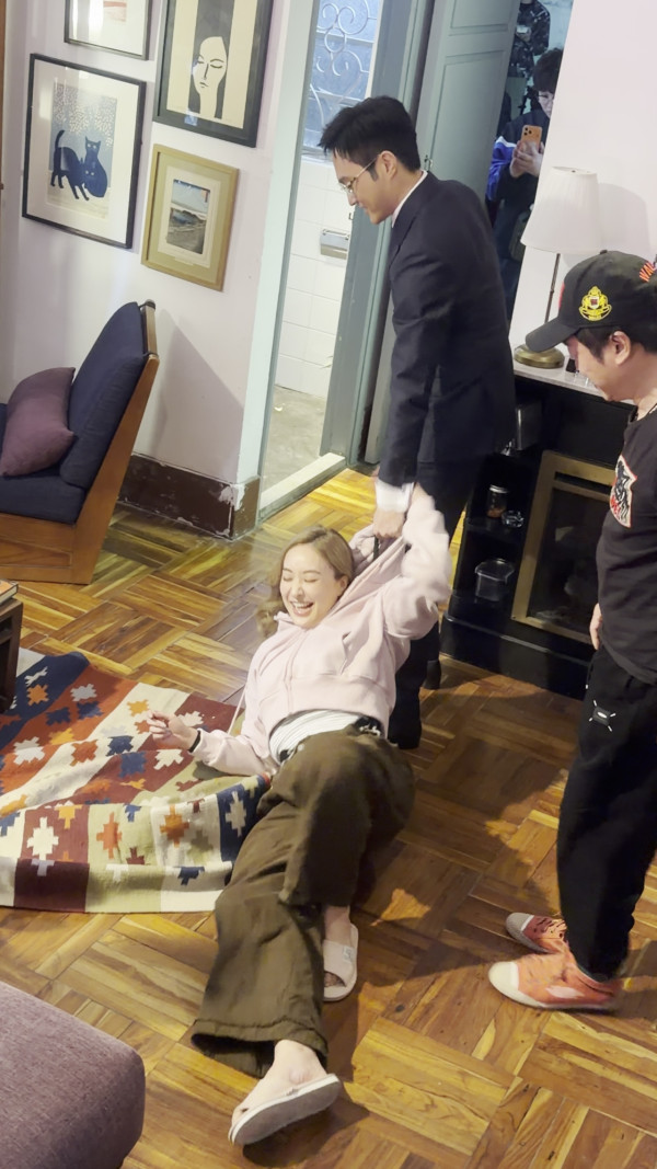 璀璨之城花絮｜張智霖化身恐怖情人對陳瀅施「水刑」 鏡頭外2大小動作盡顯紳士風
